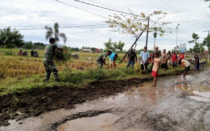 Dengan Kompaknya, Babinsa Karangjati Gotong Royong Bersama Masyarakat Bersihkan Parit