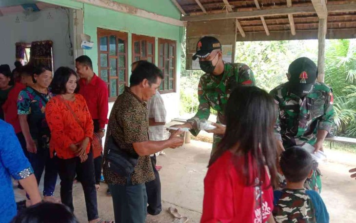 Anggota Satgas Yonif 144/JY Bagikan Masker di Gereja GPSK Siloam Perbatasan