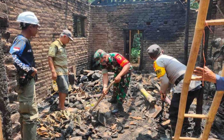 Babinsa Panggul Bersama BKTM dan Warga, Bantu Bersihkan Rumah Korban Kebakaran