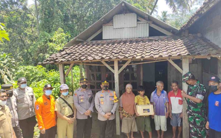 Kapolres Blitar Kota Bersama Dandim Bantu Korban Puting Beliung Dusun Gambar
