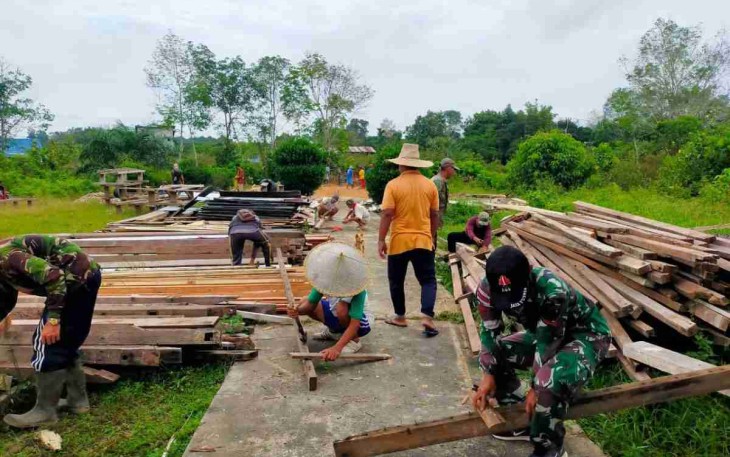 Karya Bhakti Satgas Yonif 144/JY Bangun Gereja ST Yoseph di Perbatasan