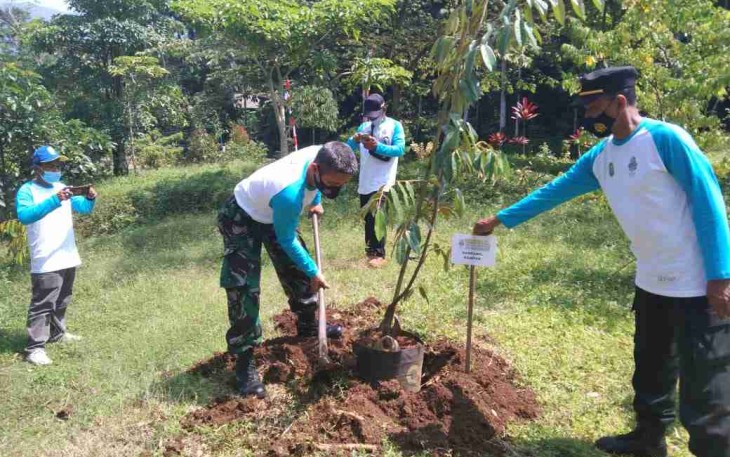 Peringati Hari Air Sedunia, Danramil 0806/05 Kampak Hadiri Penanaman Pohon 