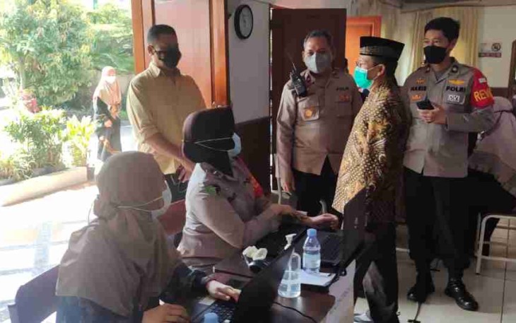 Polisi Monitoring dan Pengamanan Vaksinasi di Gegerkalong