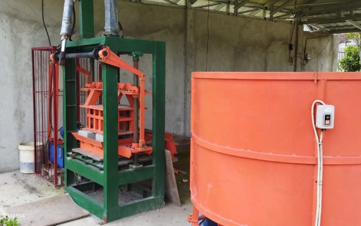 Mesin pencetak paving Bumdes Pojokwatu yang dibeli dari Dana Desa 2021 senilai Rp180 juta dibiarkan rusak dan mangkrak tidak diperbaiki.