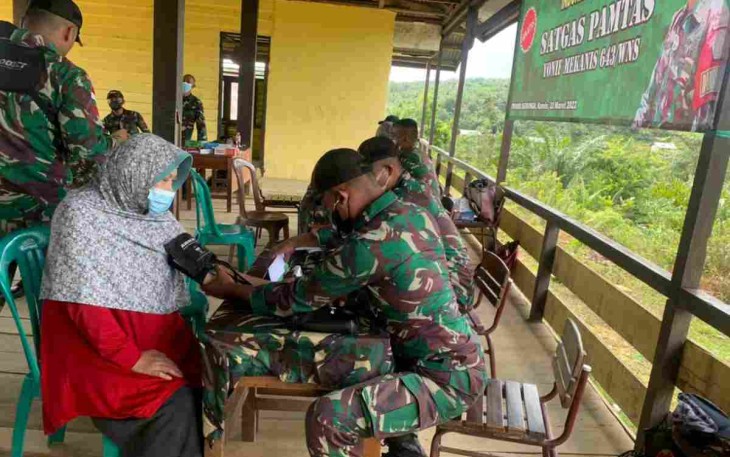 Peduli Kesehatan Warga, Satgas Pamtas Yonif Mekanis 643/Wns Gelar Pengobatan Massal Gratis 