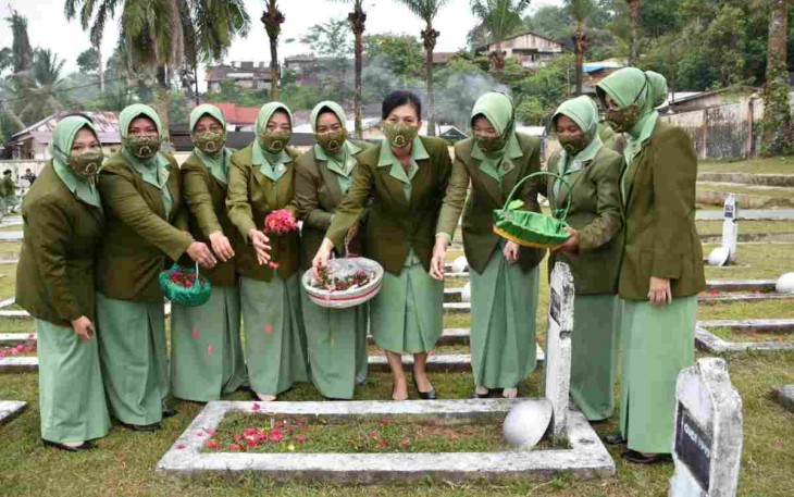 Peringati HUT Persit Ke-76, Persit KCK Koorcabrem 023 PD I/BB Ziarah Ke TMP Sibolga