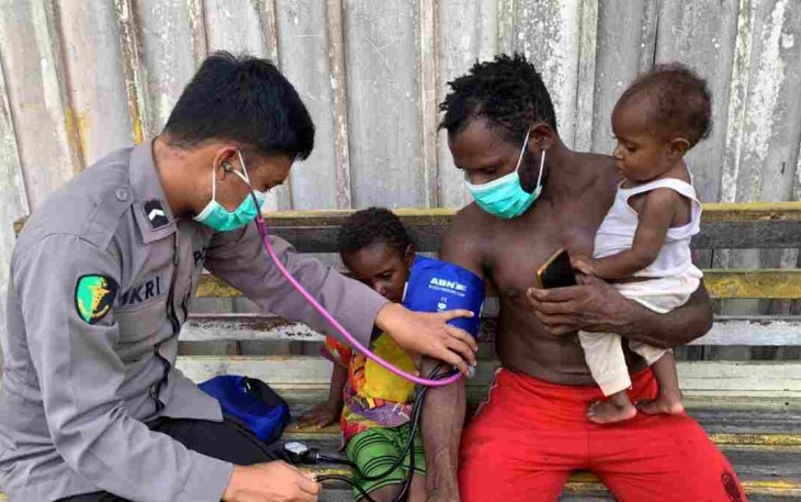 Sambangi Suku Momuna, Tim Medis Satgas Binmas Berikan Pengobatan Gratis
