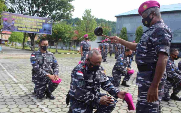 Prajurit Yonmarhanlan X Jayapura Gelar Tradisi Kenaikan Pangkat