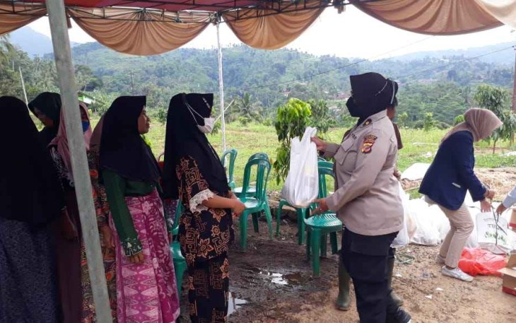 Sambut Bulan Suci Ramadhan, Polisi Bagikan Sembako Ke Masyarakat 