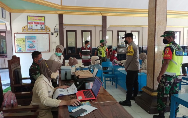 Posramil 0806/Suruh Dampingi Pelaksanaan Vaksinasi Bagi Masyarakat Kecamatan Suruh