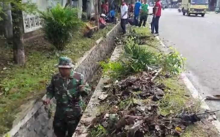 Antisipasi Banjir, Babinsa Koramil 0801/01 Pacitan Bersama Warga  Bersihkan Selokan