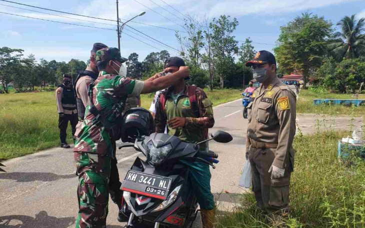 Patroli PPKM Mikro dan Penegakan Disiplin Prokes Babinsa Pulau Malan