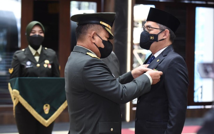 Kasad Anugerahkan Bintang KEP Kepada Pimpinan BPK RI