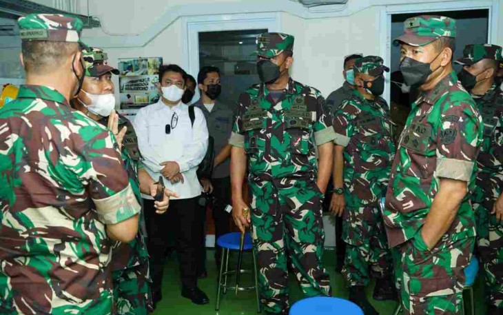 Pangdivif 2 Kostrad Dampingi Kasad Mengunjungi Anak Sertu Eka Korban Pembunuhan OTK
