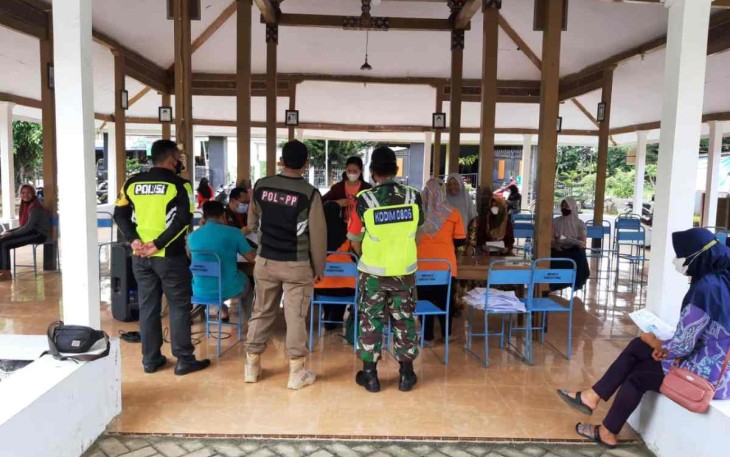 Babinsa Karangan Bersama Bhabinkamtibmas Dampingi Vaksinasi Warga Desa Binaan