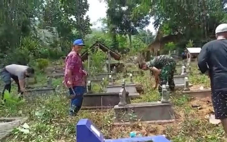 Ramadhan Berkah, Babinsa Tulakan Bersama Warga Kerja Bakti Bersihkan Tempat Pemakaman.
