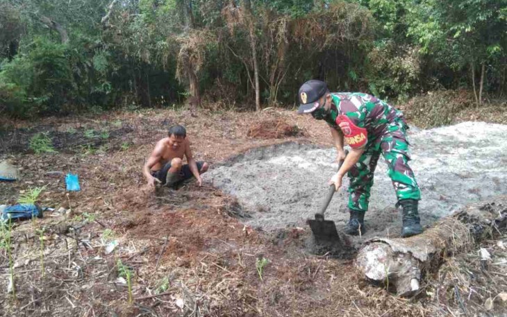 Cetak Lahan Produktif, Babinsa Sidorejo Bantu Warga Buka Lahan Kosong