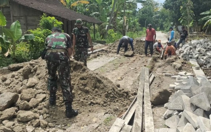 Manunggal Membangun Desa, Babinsa Posramil Karanganyar Karya Bakti  Pavingisasi Jalan.