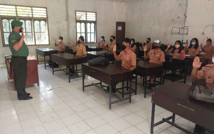 Tingkatkan Jiwa Nasionalisme, Babinsa Salak Sapa Siswa dengan Salam Pancasila