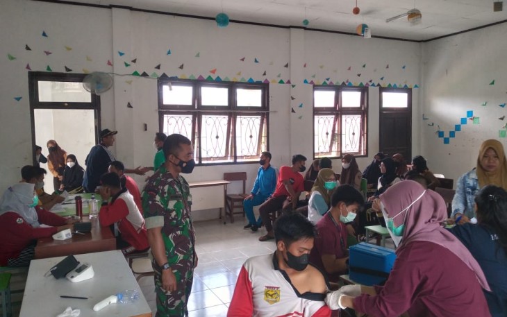 Babinsa Gelar Serbuan Vaksinasi Di Desa Kota Bangun III