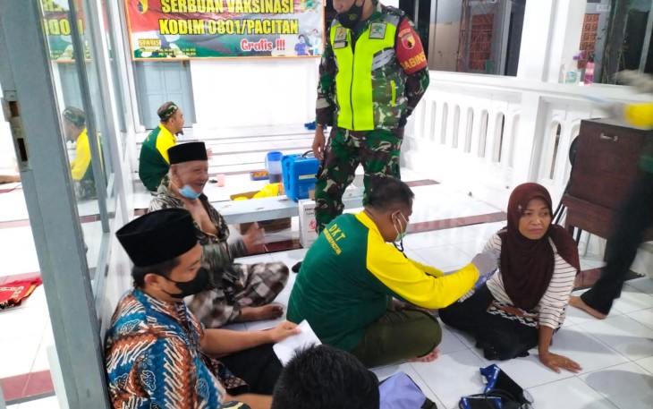 Percepat Vaksinasi Booster, Kodim 0801/Pacitan Sasar Jamaah Sholat Tarawih