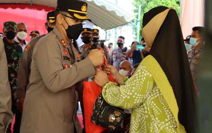 Kapolda Tinjau Vaksinasi di Katingan dan Bagikan Sembako