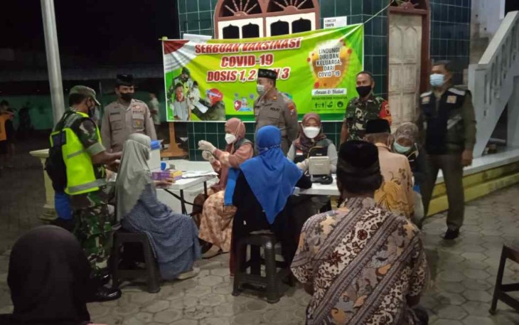 Percepatan Target Vaksinasi, Koramil 0806/08 Karangan Gelar Serbuan Vaksin Malam Hari