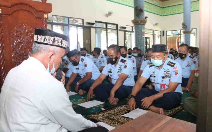 Jelang HUT Ke-76 TNI AU, Personel Lanud Abd Saleh Gelar Doa Bersama Berbagai Umat Beragama 