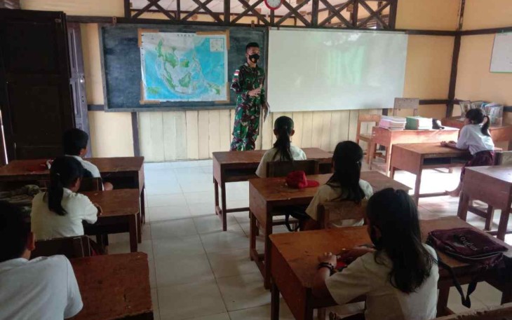 Satgas Perbatasan Ajari Matematika Murid SDN 02