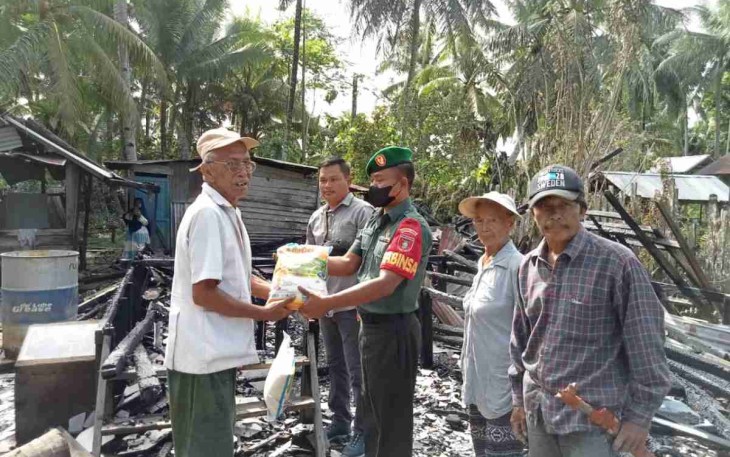 Koramil Tenggarong Seberang Salurkan Bantuan Korban Kebakaran