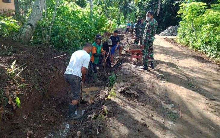Babinsa Kampak Gelar Karya Bakti Pembuatan Saluran Irigasi