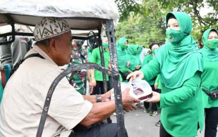 Jum'at Berkah, Ketua Persit KCK PD XIV Hasanuddin Ny. Amelia Andi Muhammad Bagi Takjil