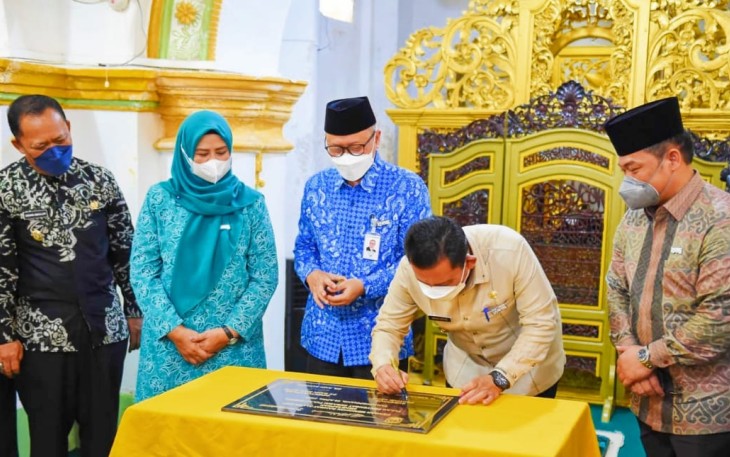 Gubernur Ansar secara resmi melaunching Pulau Penyengat Digital dengan QRIS Bank Riau Kepri di Masjid Raya Sultan Riau