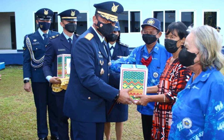 Bingkisan HUT ke 76 TNI AU dari Danlanud Sam Ratulangi teruntuk Sesepuh Pendahulu Angkatan Udara