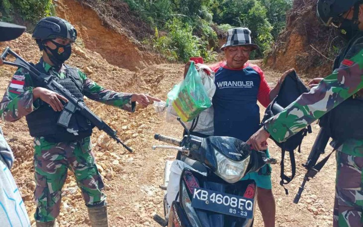 Tegakkan Stabilitas Keamanan, Satgas Perbatasan Sweeping di Jalan Desa 