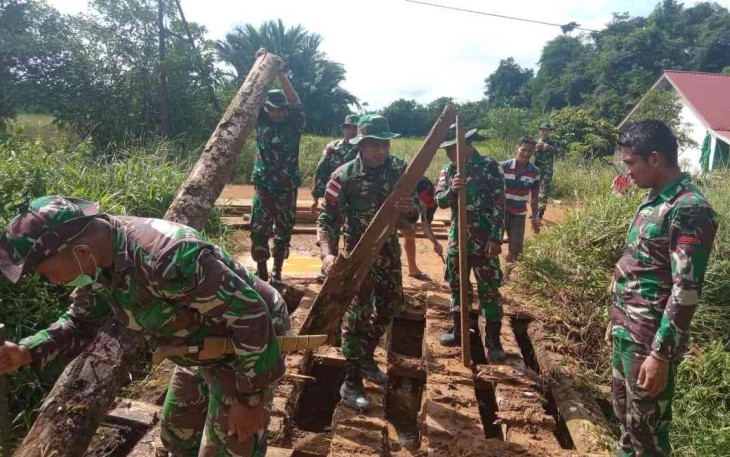 Wujud Gotong-royong, Satgas Perbatasan Berjibaku Benahi Jembatan Rusak
