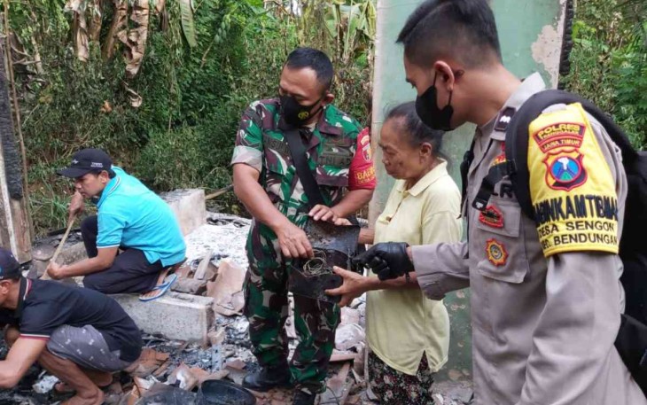 Cepat Tanggap, Babinsa Bendungan Datangi Lokasi Kebakaran Rumah Warga