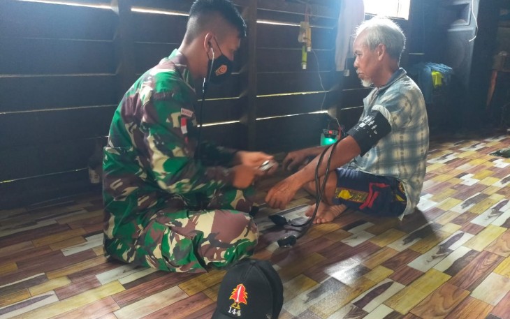 Sambangi Rumah Warga, Pengobatan Gratis Satgas Perbatasan 