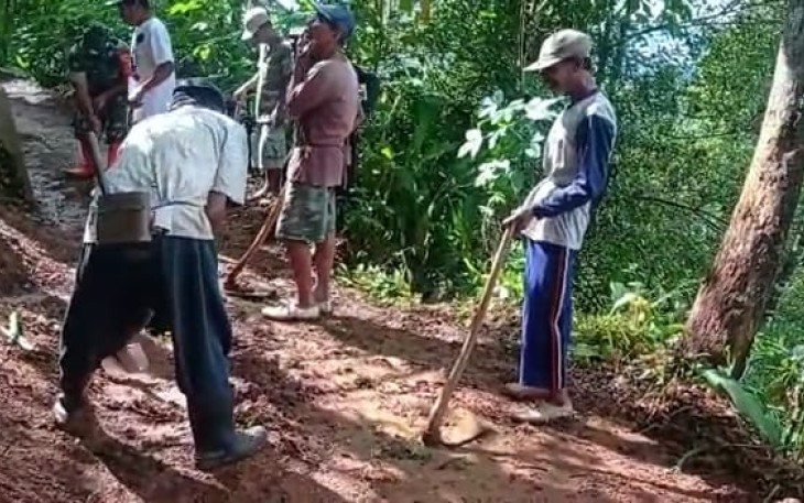 Babinsa Koramil 0801/01 Pacitan Bersama Masyarakat Bersihkan Jalan Desa