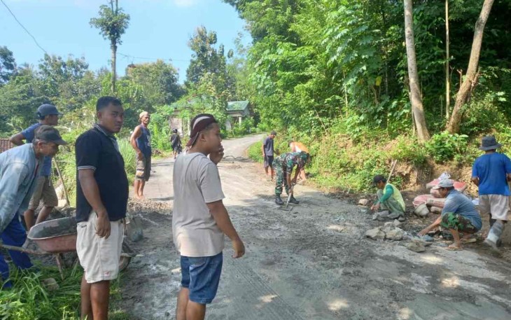 Babinsa Tugu Bersama Warga Gotong-royong Perbaiki Jalan Rusak