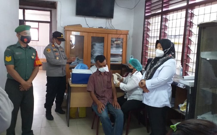 Serma Zulkarnain Dampingi dan Amankan Vaksinasi Covid 19 Warga Binaannya