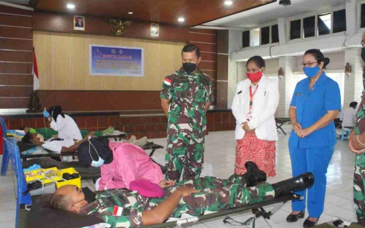 Peringati Hari Paskah, Personel Yonmarhanlan X Jayapura Baksos Donor Darah 