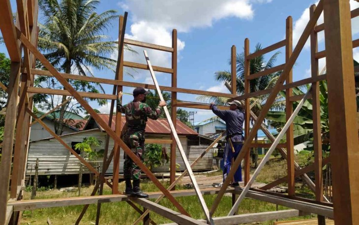 Satgas Yonif 144/JY Bantu Buatkan Rumah Warga di Perbatasan