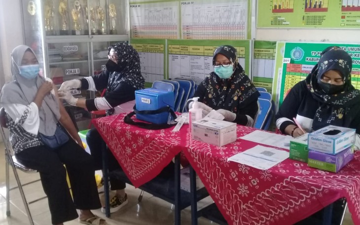 Warga Bogor, Cawas, saat menerima vaksin booster