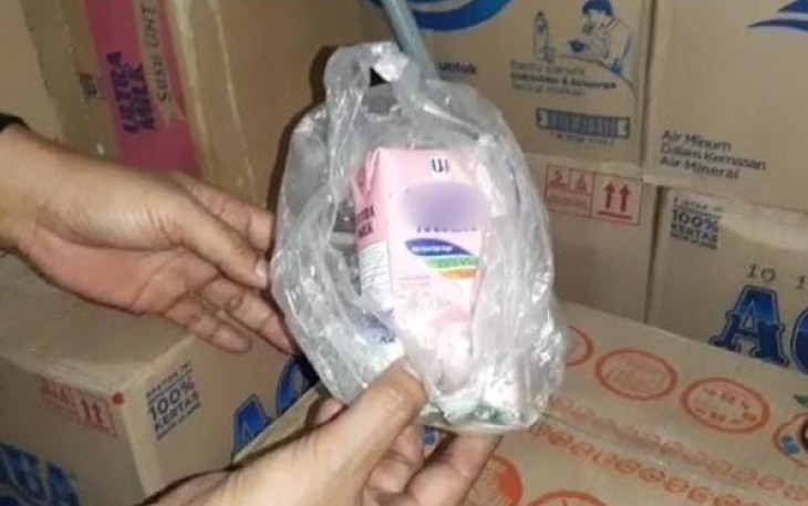 Susu kotak berbelatung 