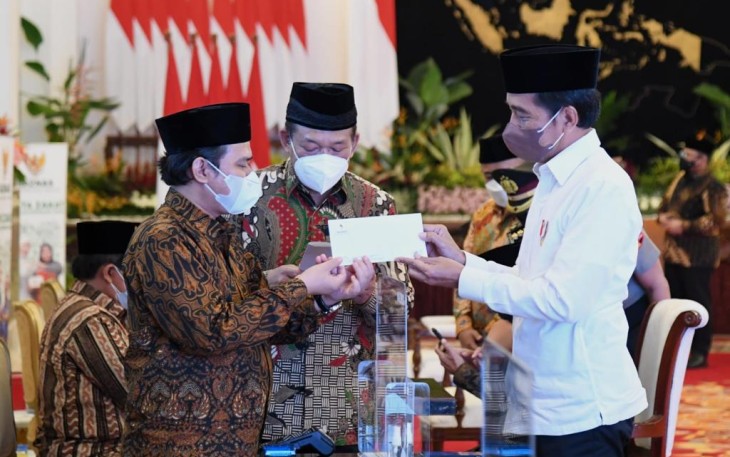 Presiden Jokowi saat serahkan Zakat kepada Baznas