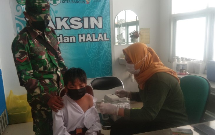Babinsa Kota Bangun Ulu Dampingi Serbuan Vaksinasi