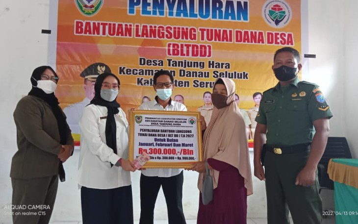 Babinsa Hanau Dampingi Penyaluran BLT DD Tahap I