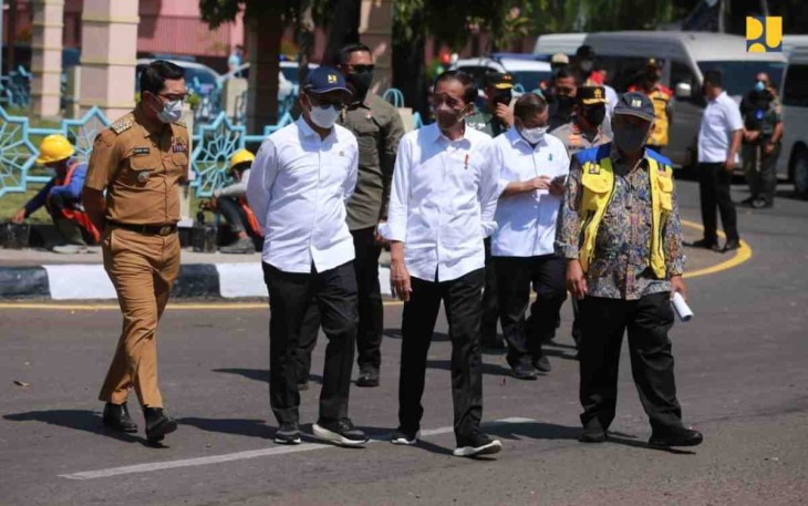 Menteri Basuki Dampingi Presiden Jokowi Tinjau Program Padat Karya Tunai Bidang Jalan dan Jembatan