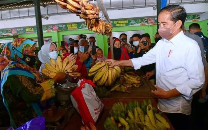 Presiden Serahkan Bantuan Sosial di Pasar Tanjung dan Pasar Bulakamba Brebes